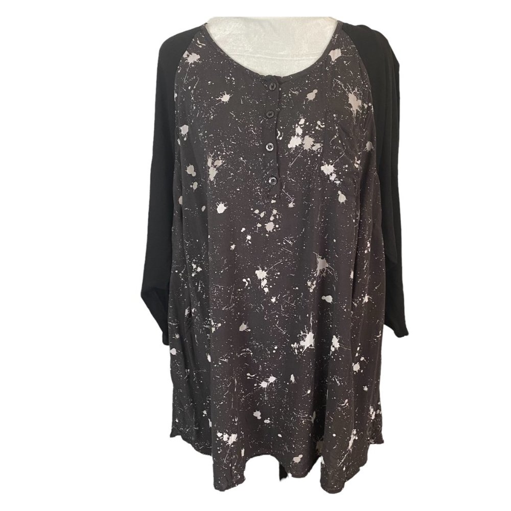 Torrid Womens Black Top Size 5 / 5X Raglan Sleeve White Paint Splattered Print